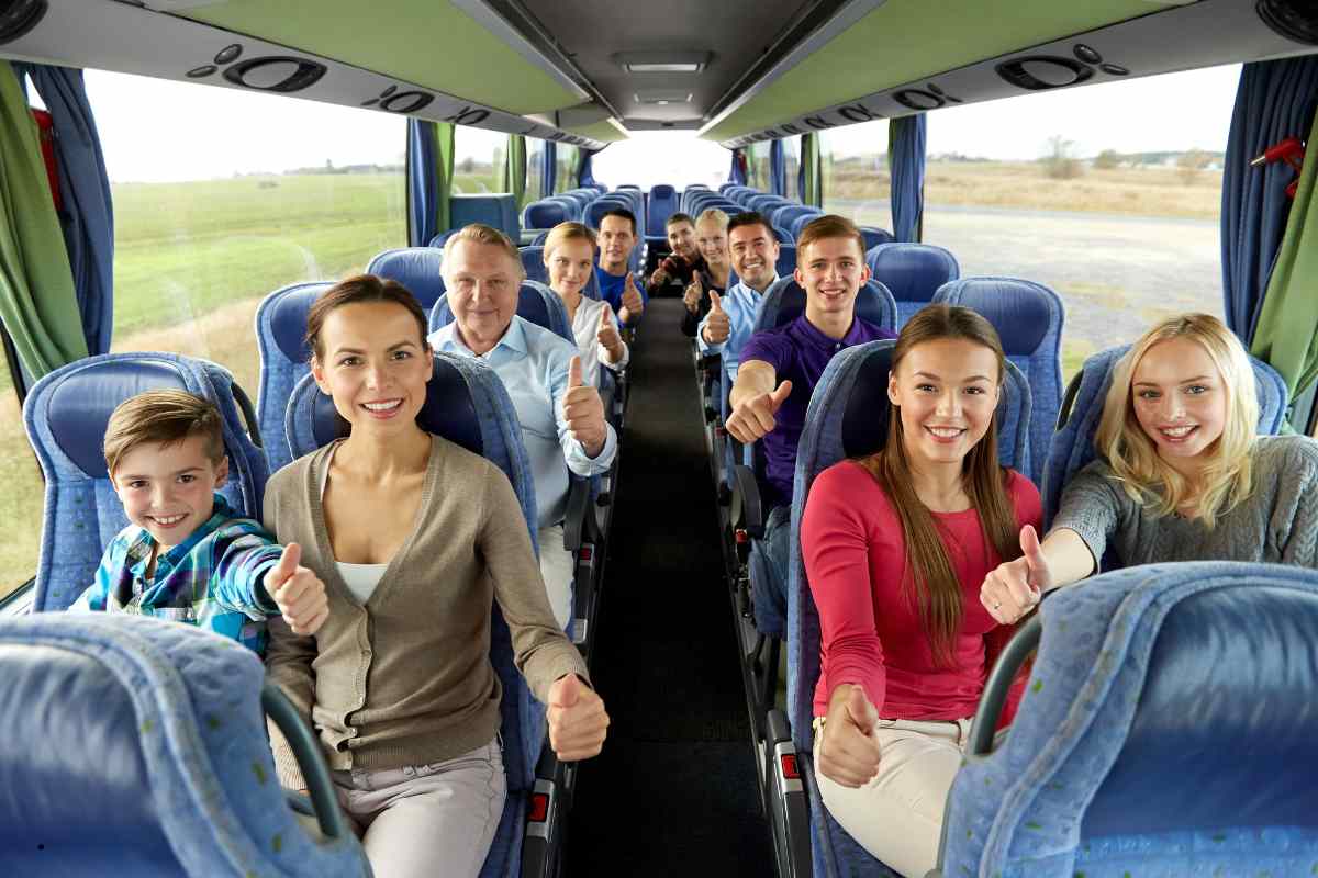 Ônibus Escolar: Transporte Seguro e Confiável para Crianças e Adolescentes