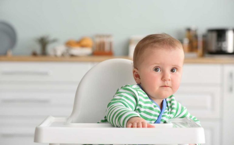Bebê se Adaptar à Cadeira de Alimentação